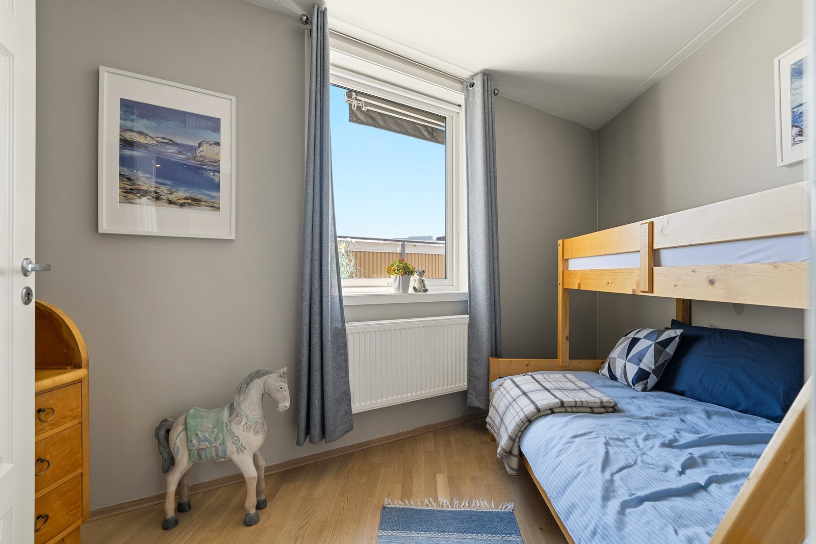 Begge rommene har praktisk planløsning som gjør dem fleksible i bruk - enten som barnerom, gjesterom eller hjemmekontor. Galleribilde