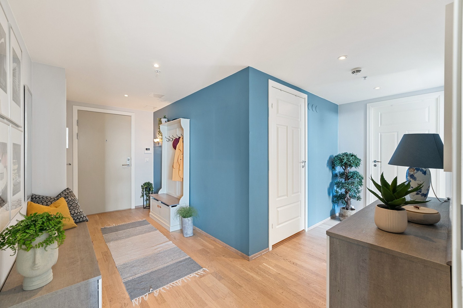 Velkommen til en moderne og funksjonell entré som setter standarden for resten av boligen. Galleribilde
