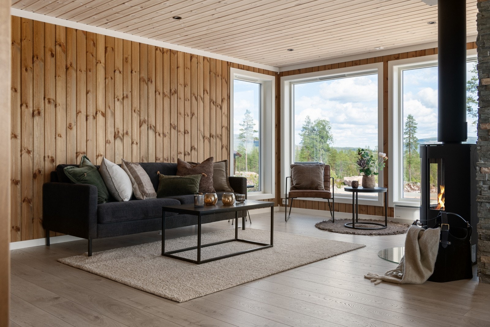 Stue med mange store vinduer, downlights og peisovn. Utgang til terrasse. Opplegg for tv- & datapunkter. Galleribilde