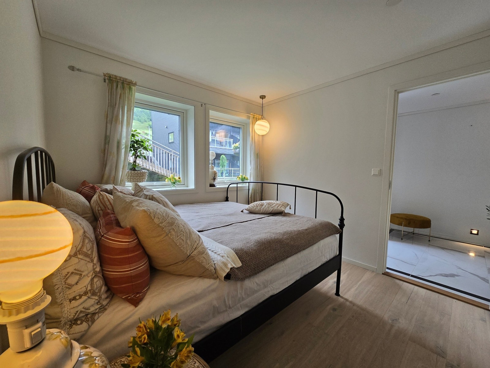 Her kommer det en lekker smal og lang skyvedørsgarderobe parallelt med langside av seng. Galleribilde