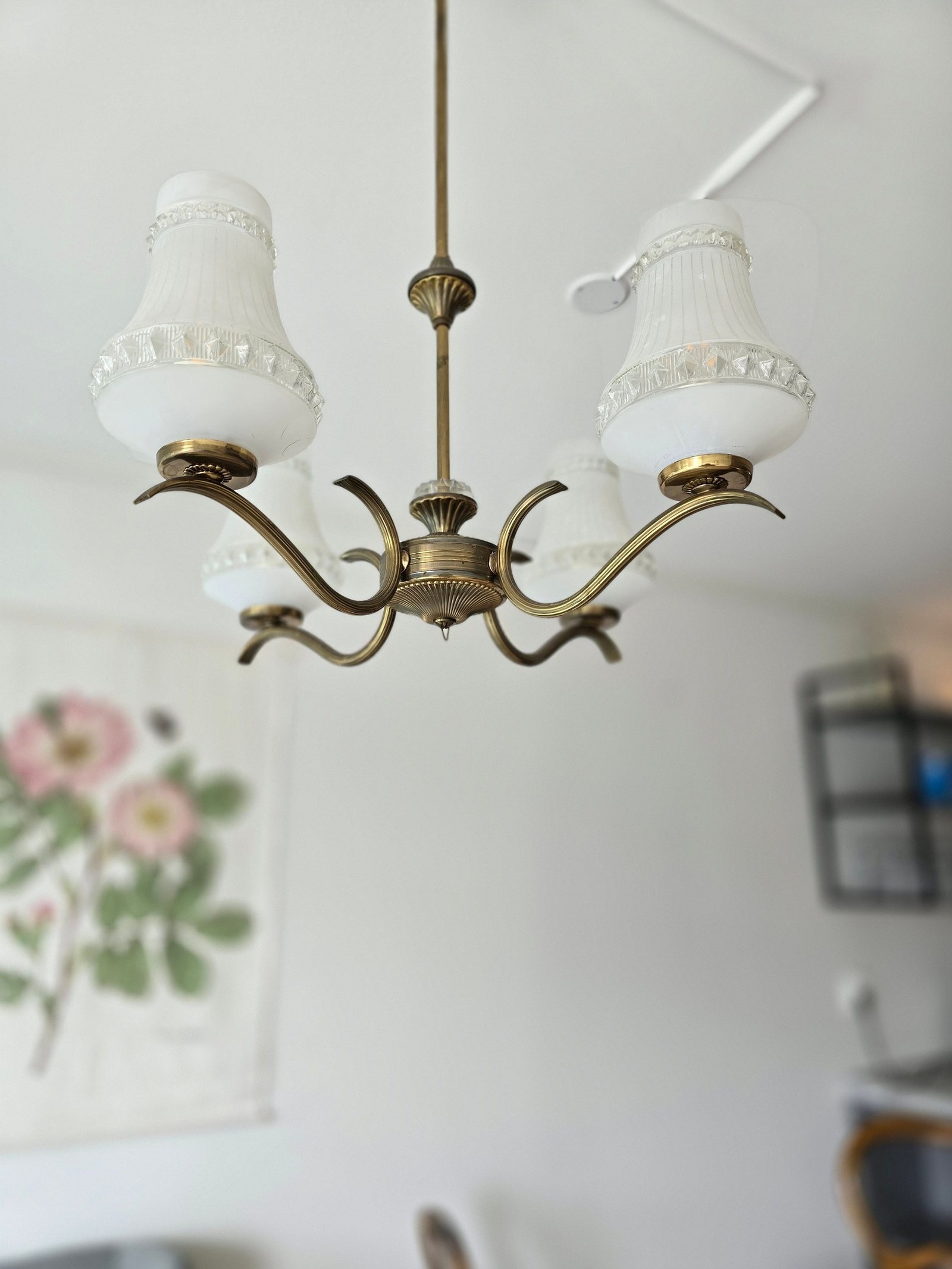Lekker vintage lysekrone med glass kupler. Galleribilde
