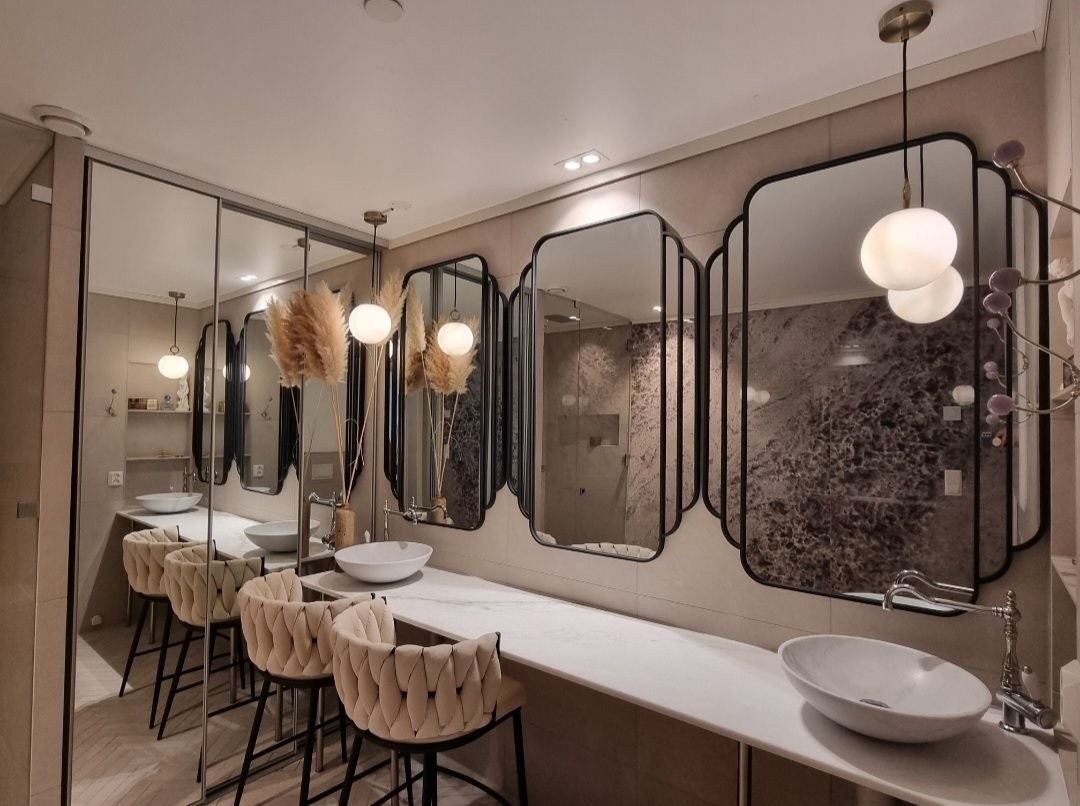 2 stk. Marmor Toppservanter I stein (fra ELLV) m/klikkventiler, er montert på en 2.40 m. lang White Pearl marmorplate. Tilhørende vakre blandebatterier m. porselens detaljer. Stenplaten er justert slik at den er perfekt i bredde/høyde å sitte inntil. Galleribilde