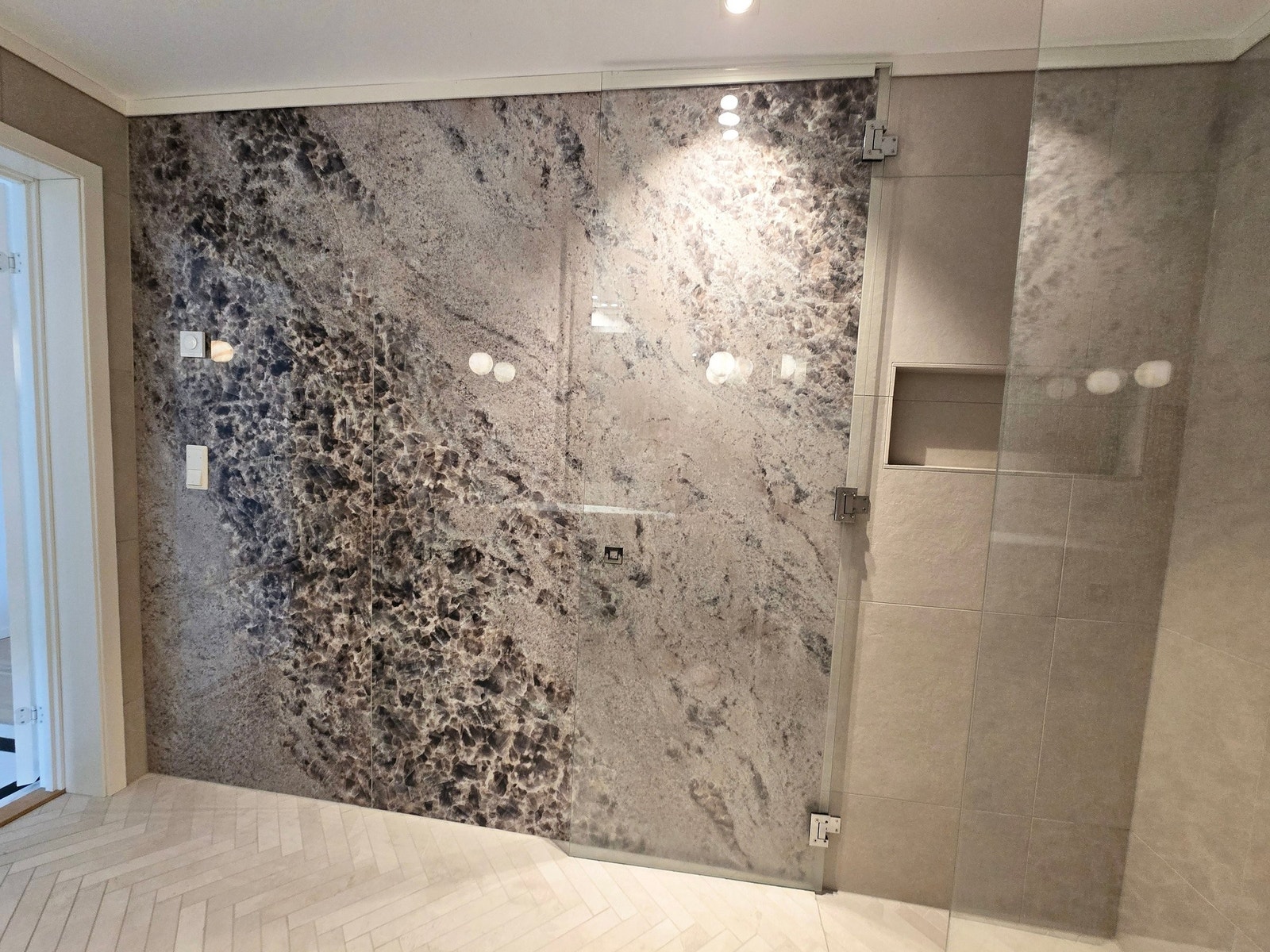 Gulv-tak fliser ifra FMG på vegg. Galleribilde