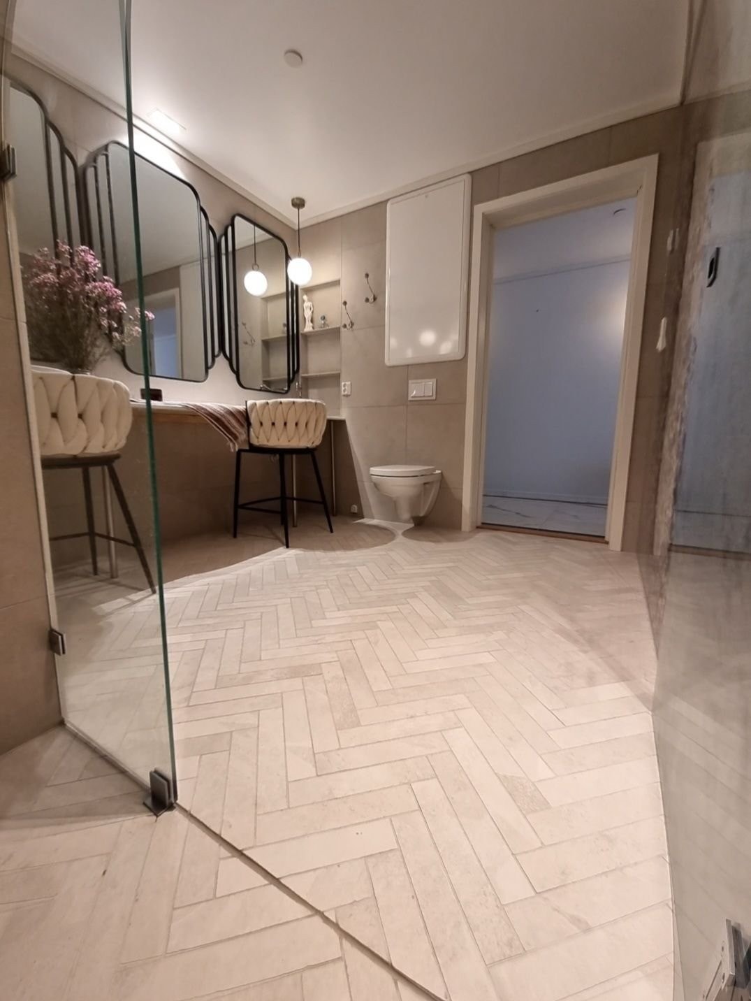 Vakkert og solid baderom. Galleribilde