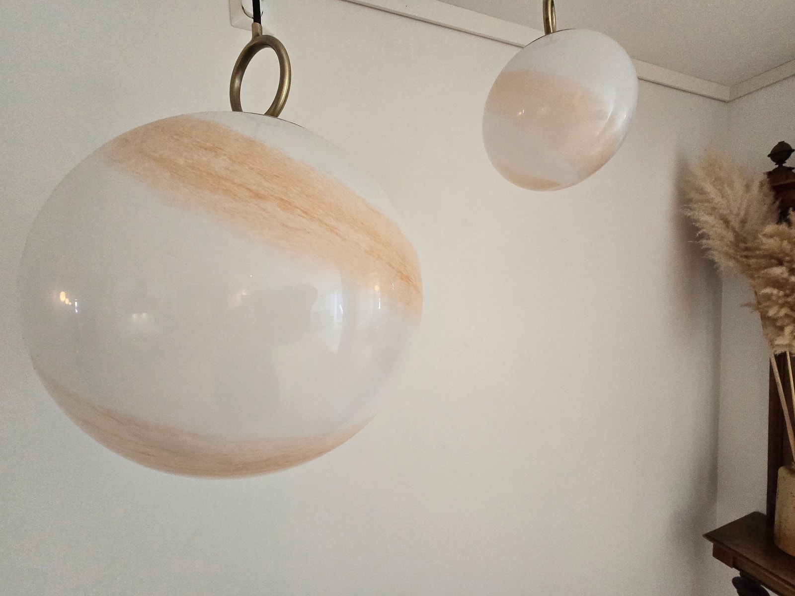 Vakre og solide Halo Design Stocholm lamper i hele leiligheten. Galleribilde