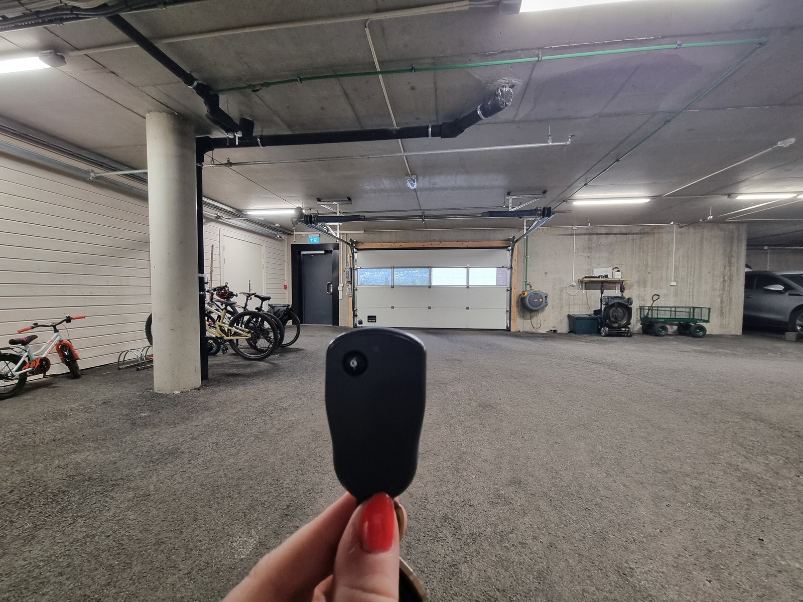 1 stk. parkerings-plass i trivelig oppvarma garasjeanlegg. Ellers Parkering/Gjesteparkering både på oppsiden og nedsiden av bygget. 1 stk. bod i eget bodrom i garasjeanlegg. Galleribilde