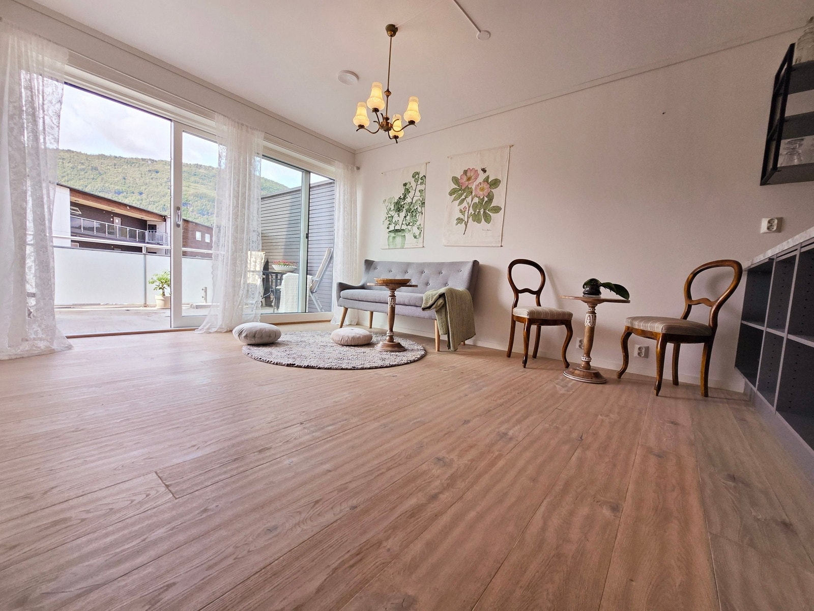 Lys og lekker stue, med plass til diverse møbleringer. Opplegg for TV og mange ekstra stikkontakt punkt. Gipsanker er montert snorrett i entree, kjøkken Stue, soverom, for oppheng av bilder speglar m.m. Galleribilde
