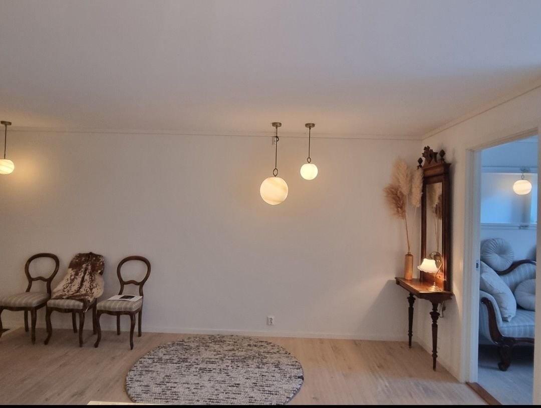 God plass til avlangt eller rundt kjøkkenbord. Lyst og lekkert rustikk eikegulv i hele leiligheten. Galleribilde