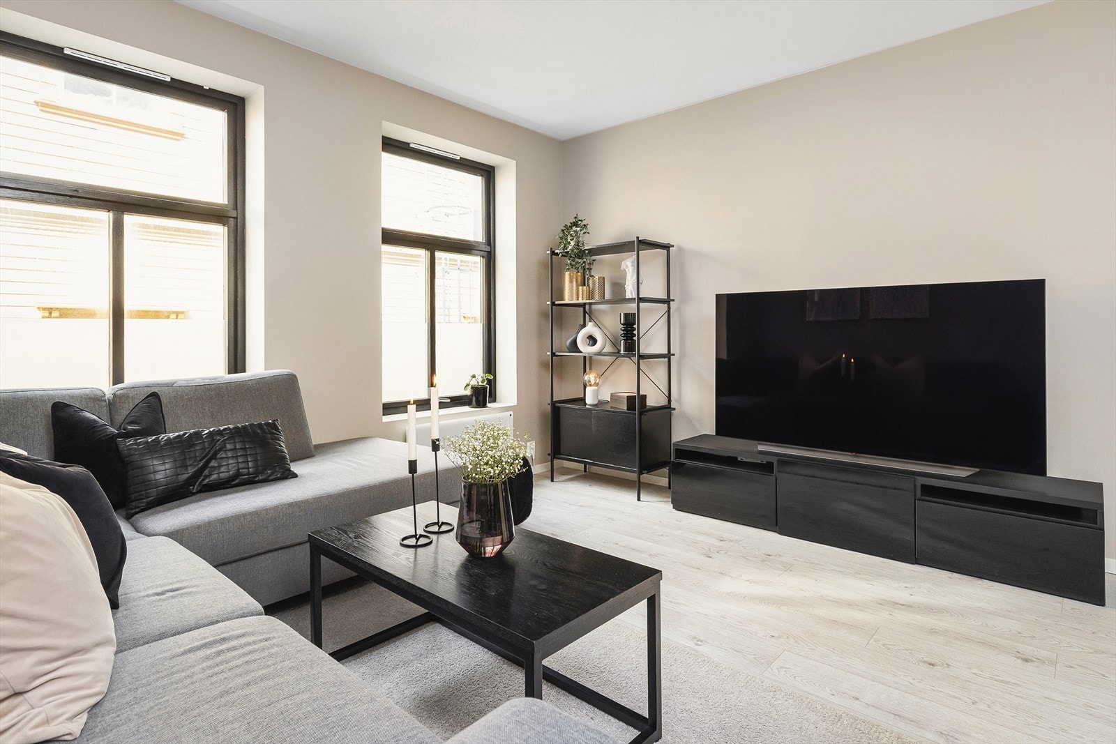 Stuen har plass til både en stor sofagruppe og et spisebord med plass til 4-6 personer. Galleribilde