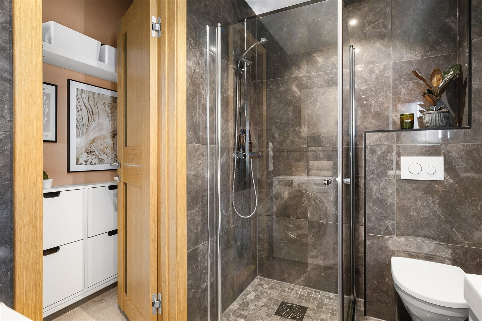 Badet ble pusset opp i 2020, og har flis på gulv med varmekabler, flis på vegger, og malt slett himling med downlights i tak. Galleribilde