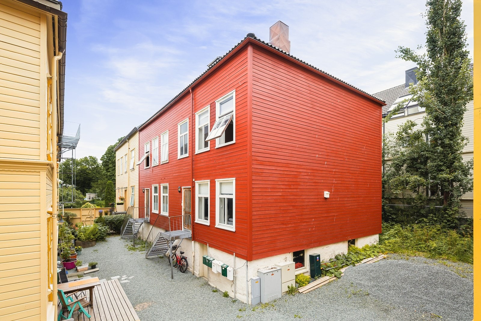 Det er god lagringsplass i 2 boder i kjelleren. Galleribilde