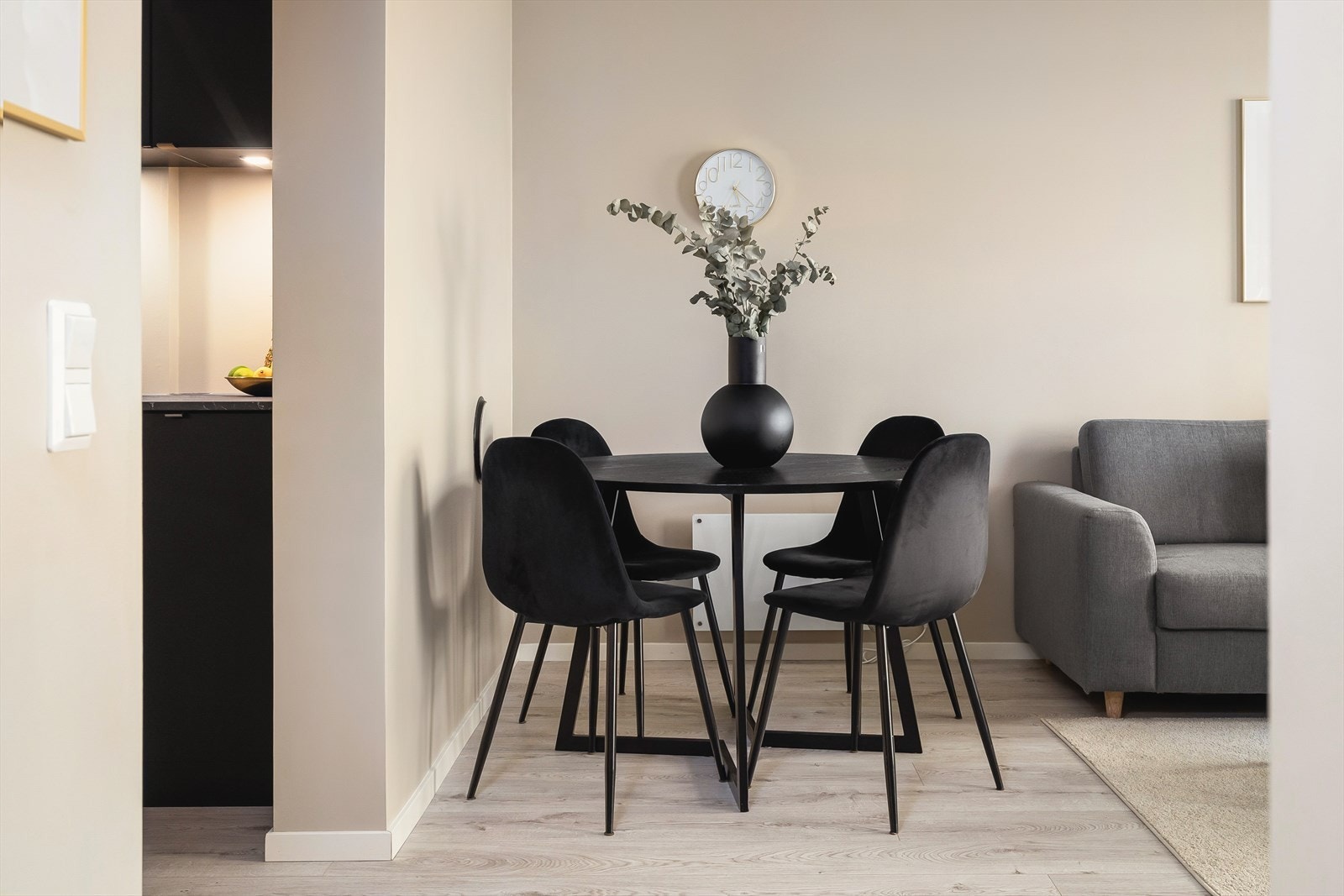 Stuen og kjøkken ligger i åpen løsning, og er på 17 kvm. Galleribilde