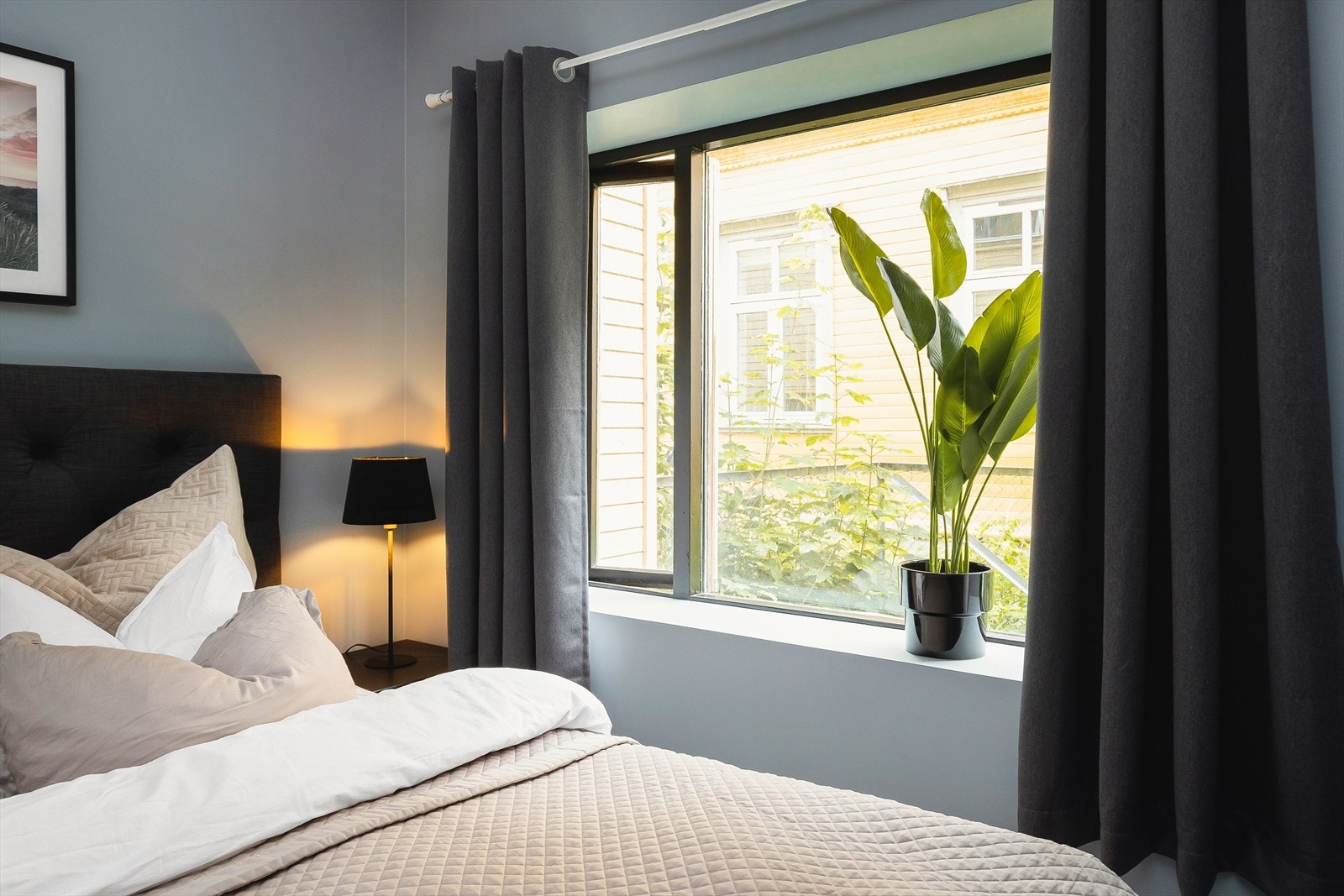 Rommet nyter gode soveforhold, da det vender ut mot en rolig bakgård. Galleribilde