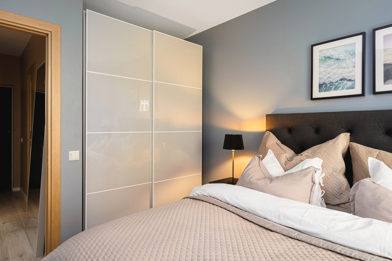 Soverommene har store garderober som medfølger i handelen. Galleribilde