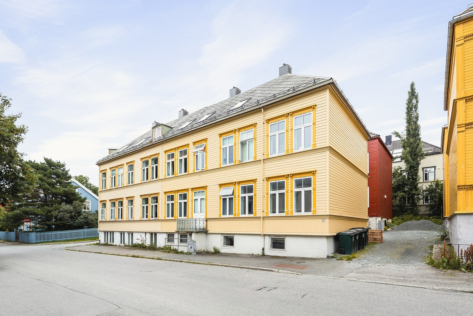 Sameiet disponerer 1 parkeringsplass, som er etter "førstemann til mølla"-prinsippet. Galleribilde