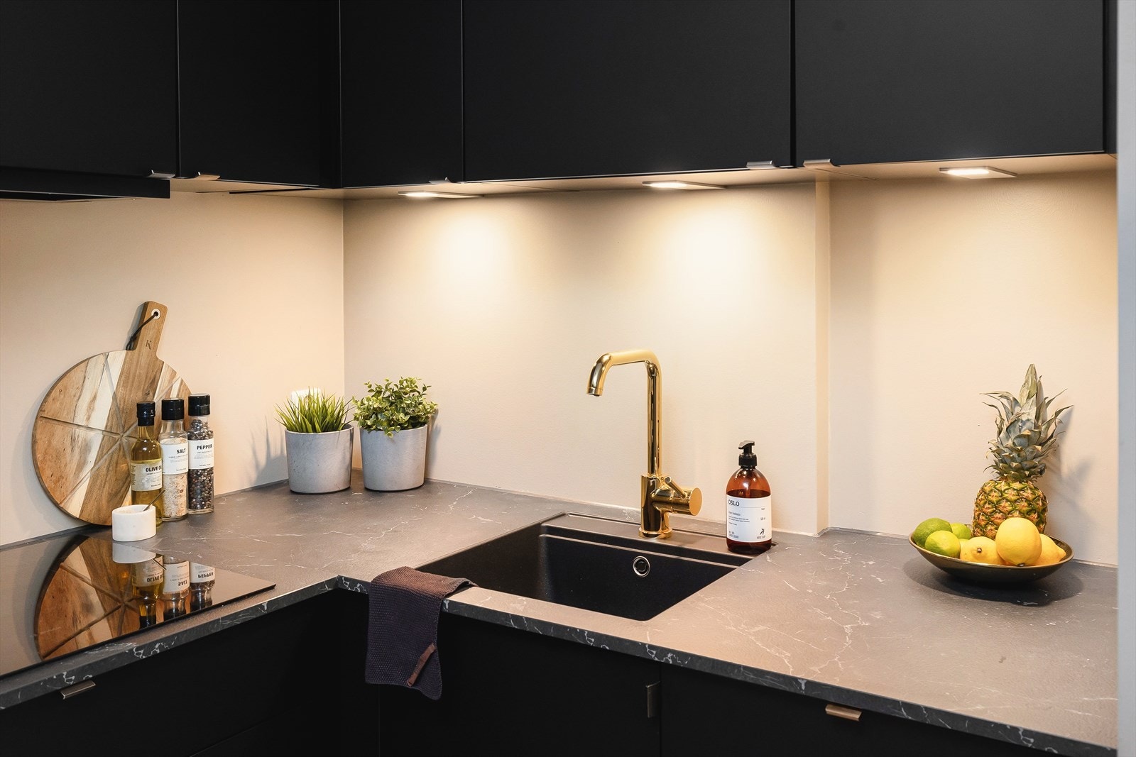 Kjøkkenet har godt med skapplass helt opp til taket. Galleribilde