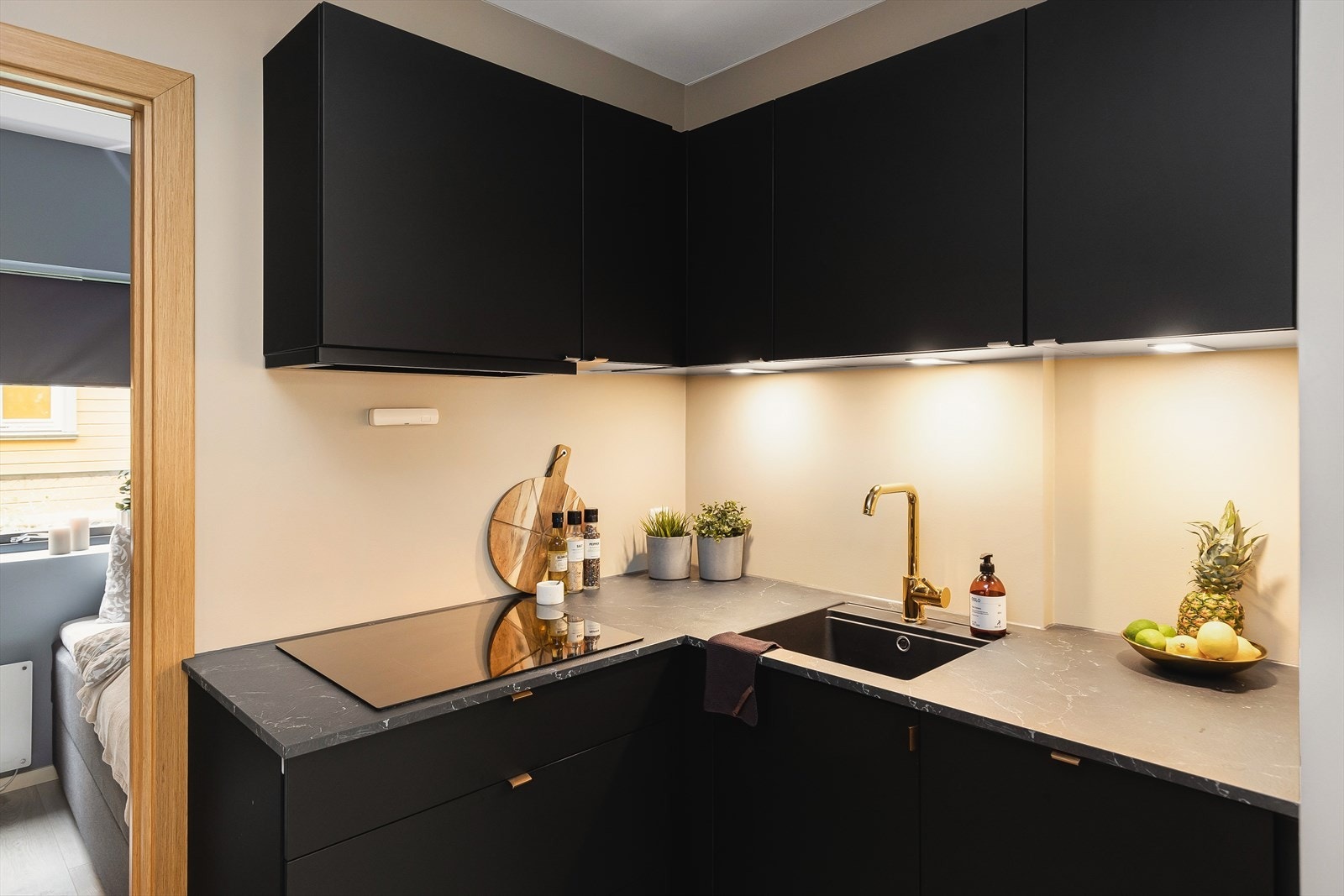 Kjøkkenet ble pusset opp i 2020, og har folierte skrog, folierte fronter og laminert benkeplate. Galleribilde