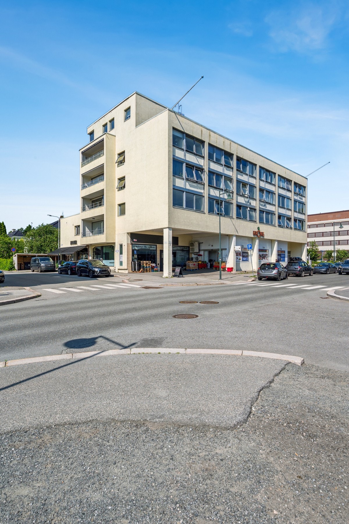 Leiligheten ligger i blokkens 2. etasje - hjørneleilighet. Velkommen på visning! Galleribilde