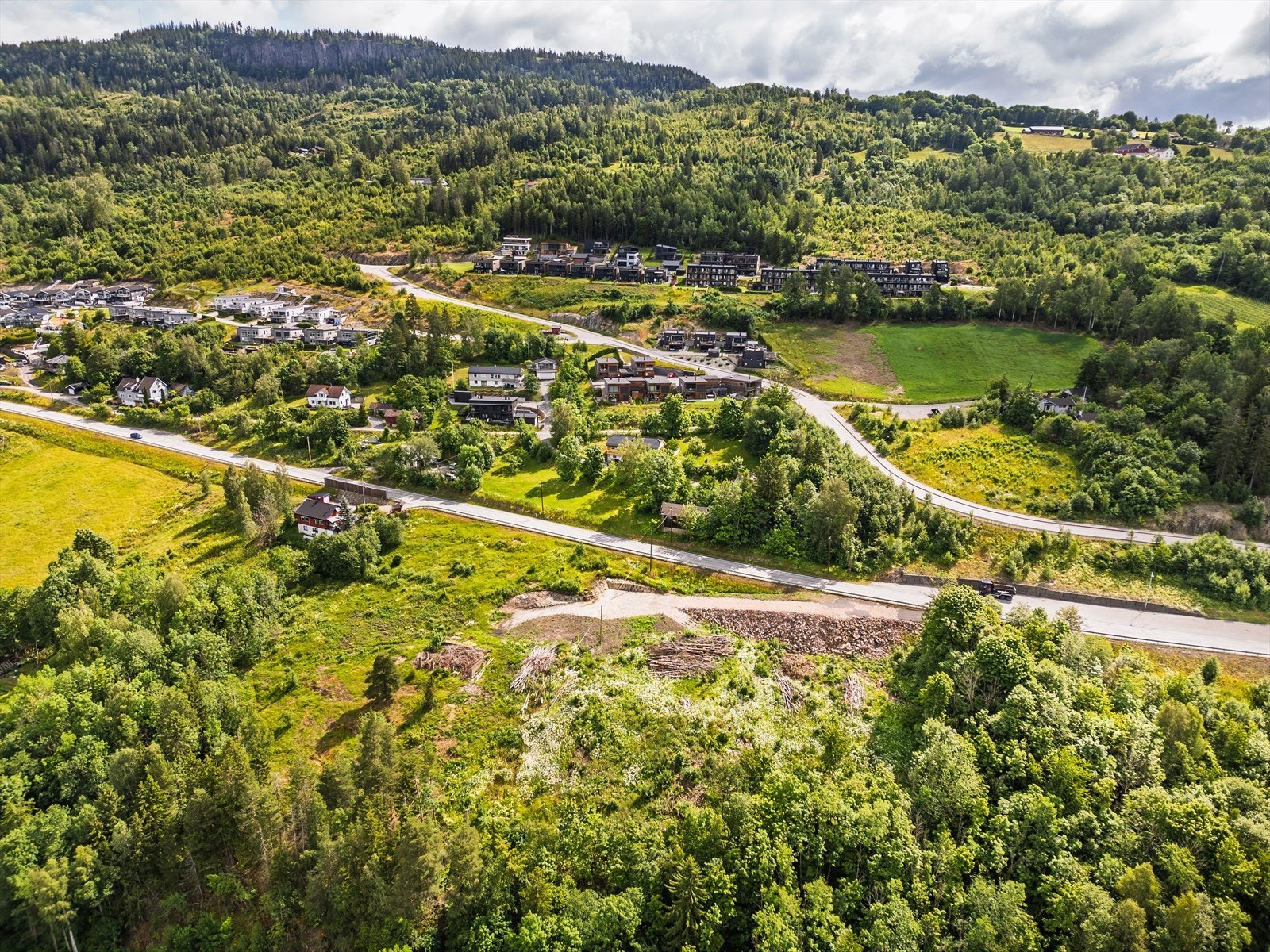 Tomtene ligger på nedsiden av Ringeriksveien med flott utsikt utover Lierdalen. Påbegynt infrastruktur inn til tomtene Galleribilde