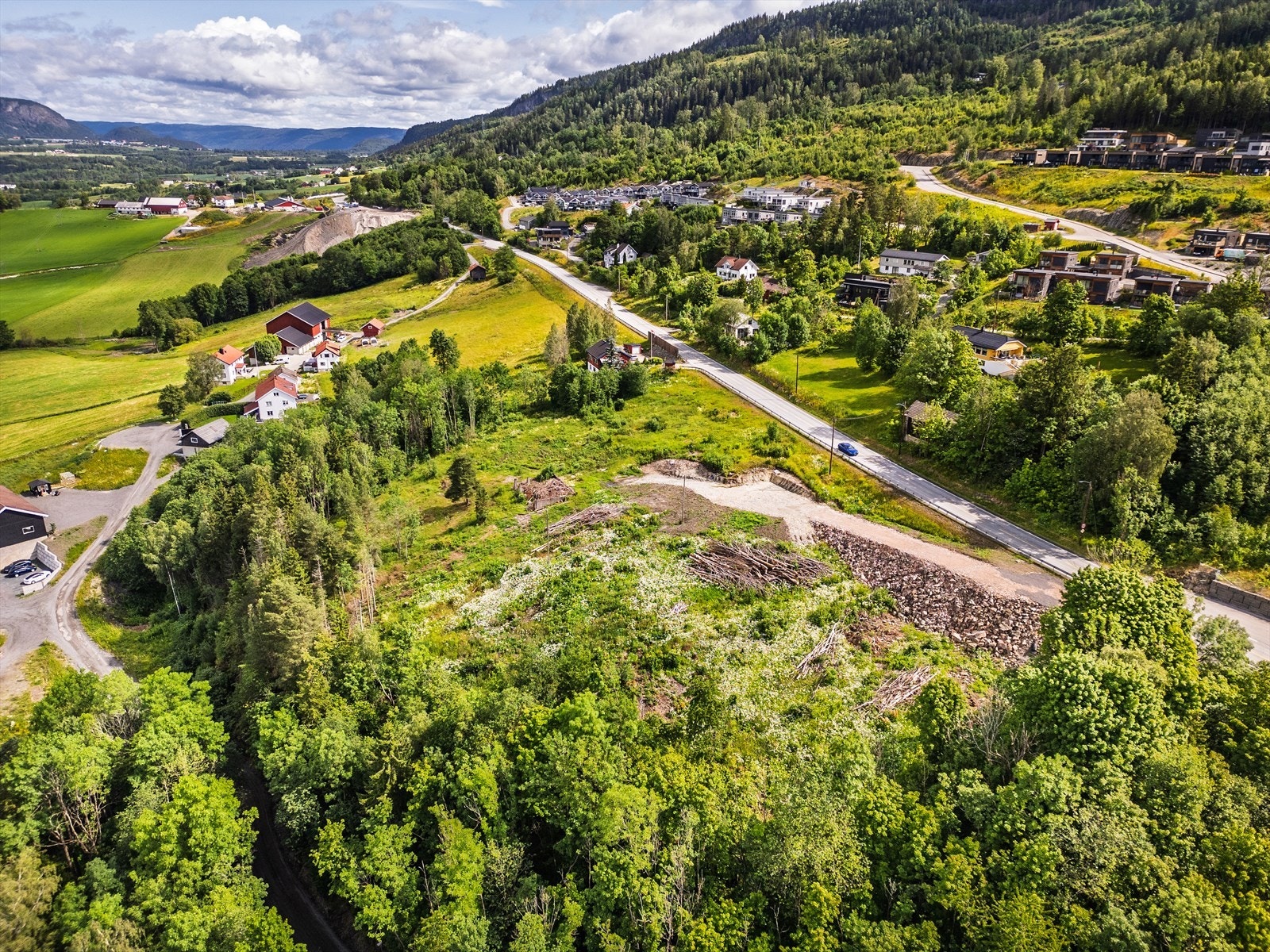 Tomten består av to gnr og bnr, der hver av tomtene er godkjent i kommuneplanen for oppføring av 3 boenheter uten reguleringsplan. Galleribilde