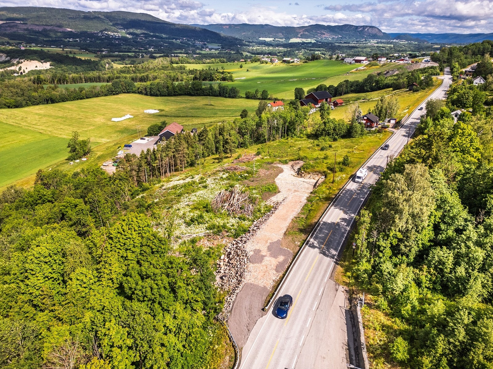 Det er søkt dispensasjon fra LNFR til boligformål og fått dette godkjent fra kommunen. Galleribilde