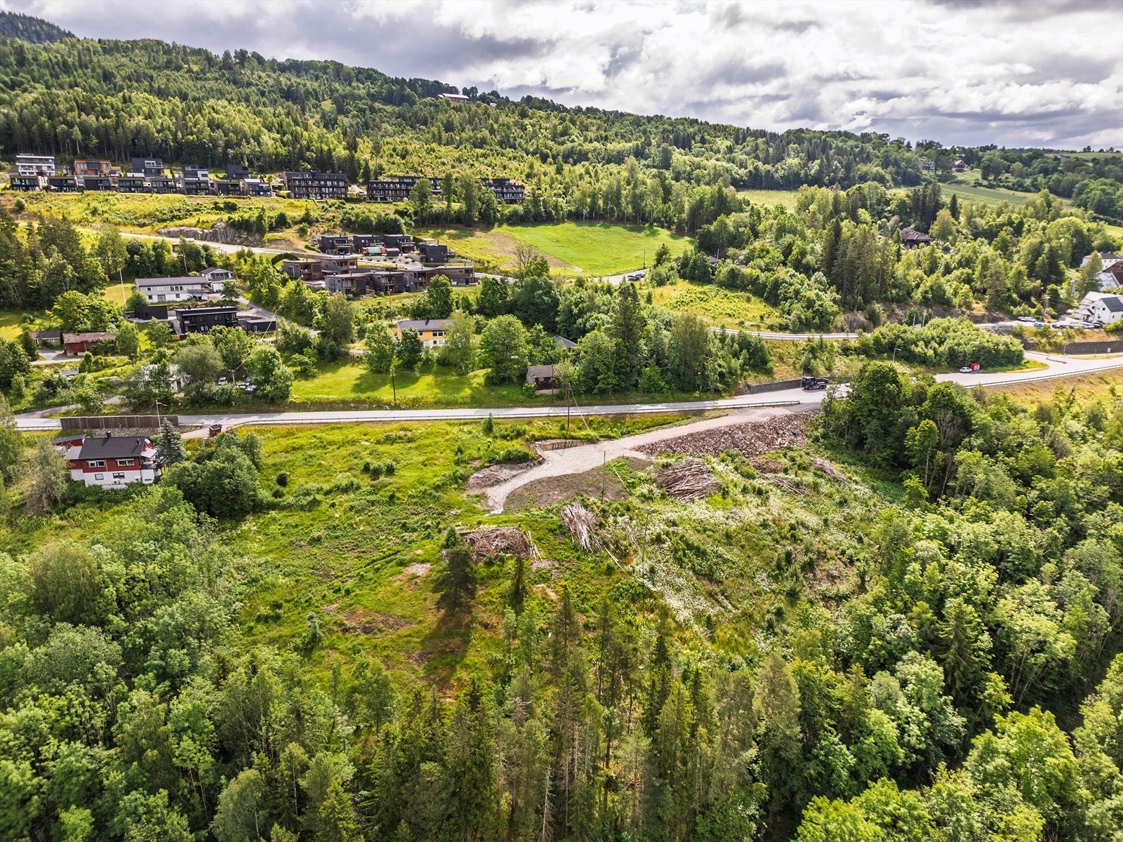 Nærmeste dagligvarebutikk er Kiwi Tranby, ca. 2 km fra boligen. Ellers så finner man dagligvarebutikk, lege, helsestasjon, tannlege, idrettshall og fotballbaner i Tranby sentrum, ca. 5 km fra tomtene Galleribilde