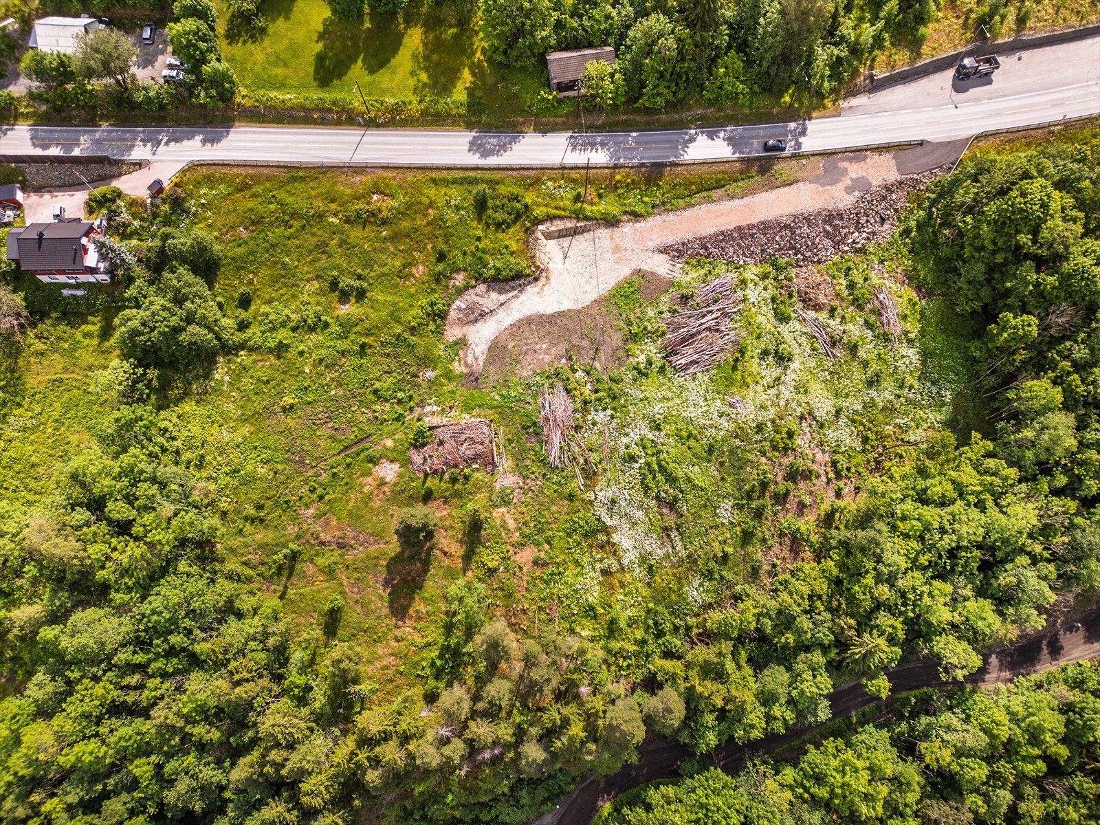 Tomtene ligger fint til i skrånet terreng Galleribilde