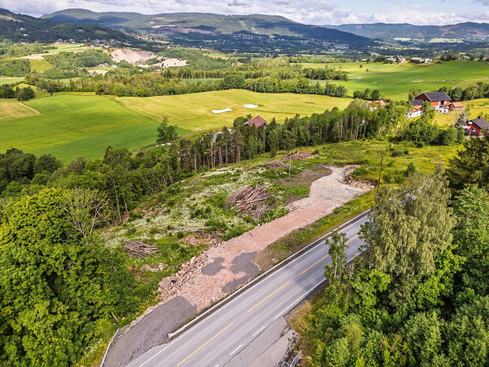 Tomtene har fått godkjent vedtak til avkjøringstillatelse fra Ringeriksveien (Denne er påbegynt) og adkomsten vil gå over gnr. 133 bnr. 15. Galleribilde