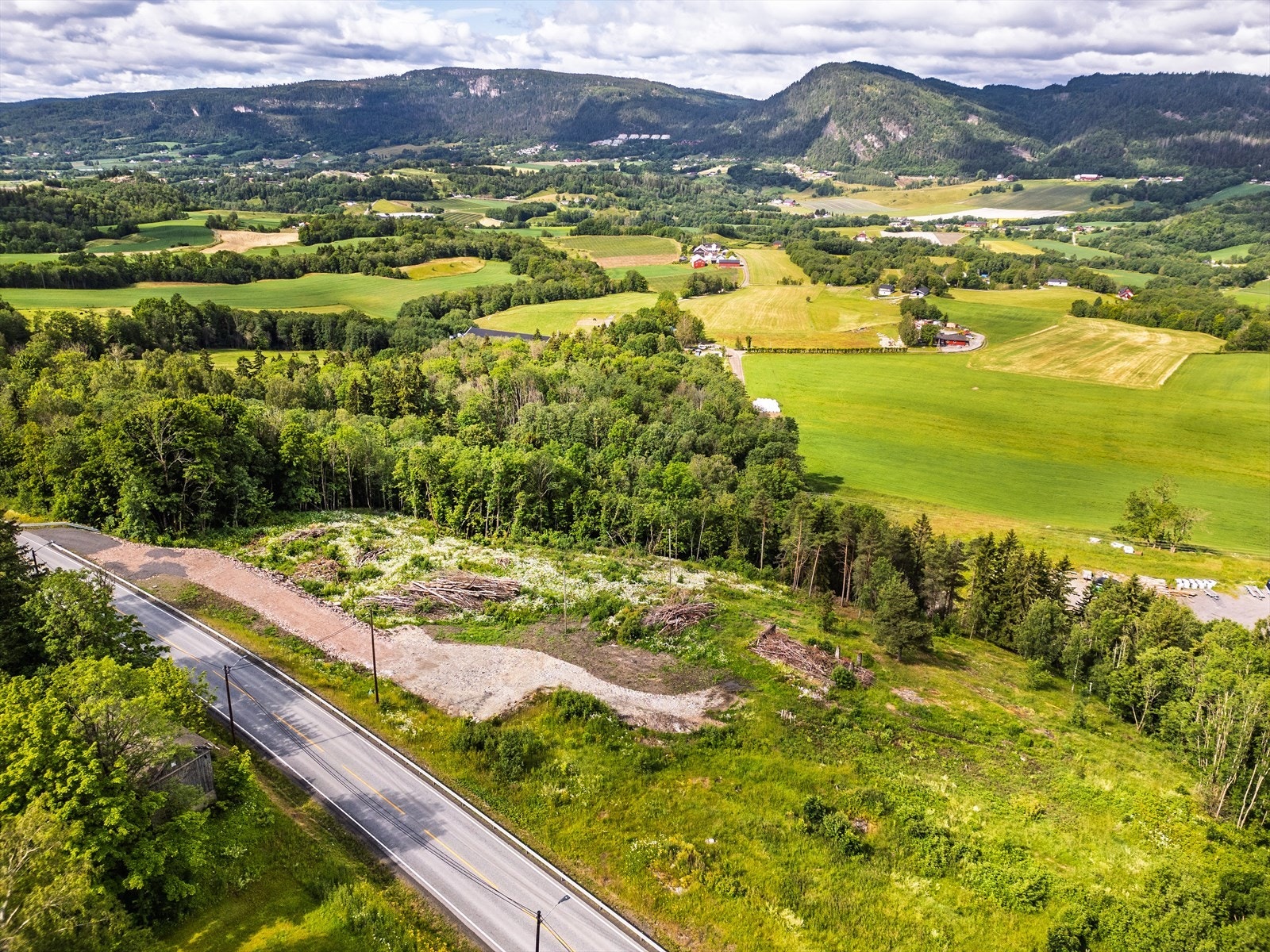 Gode rekreasjonsmuligheter på bla. Kraftkollen, Vestmarkas høyeste punkt, med endeløse turmuligheter i skog og mark hele året rundt. Stort løypenett med skiløyper. Galleribilde