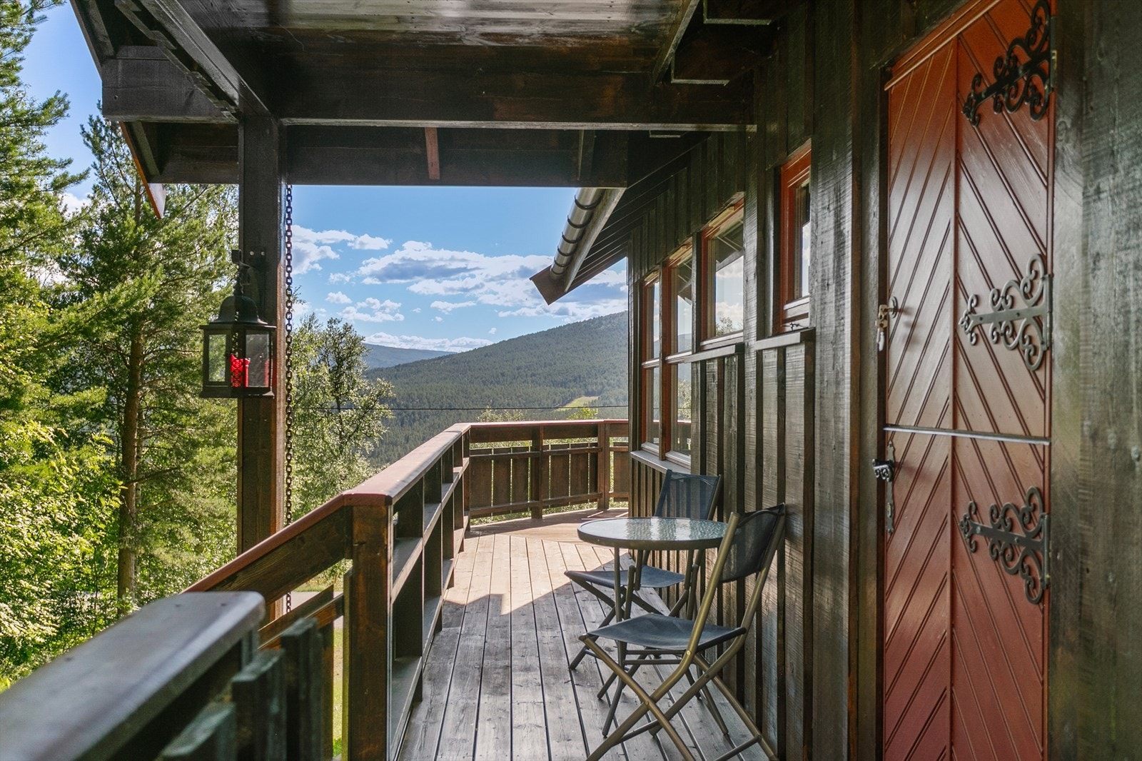 Inngangsparti med takoverbygg. Galleribilde