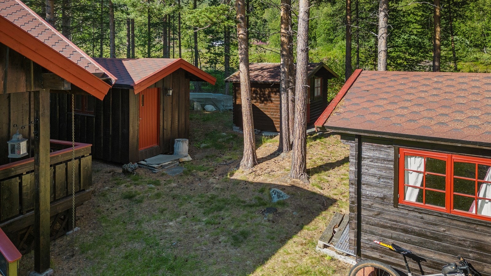 Eiendommen har tre frittstående boder. Galleribilde