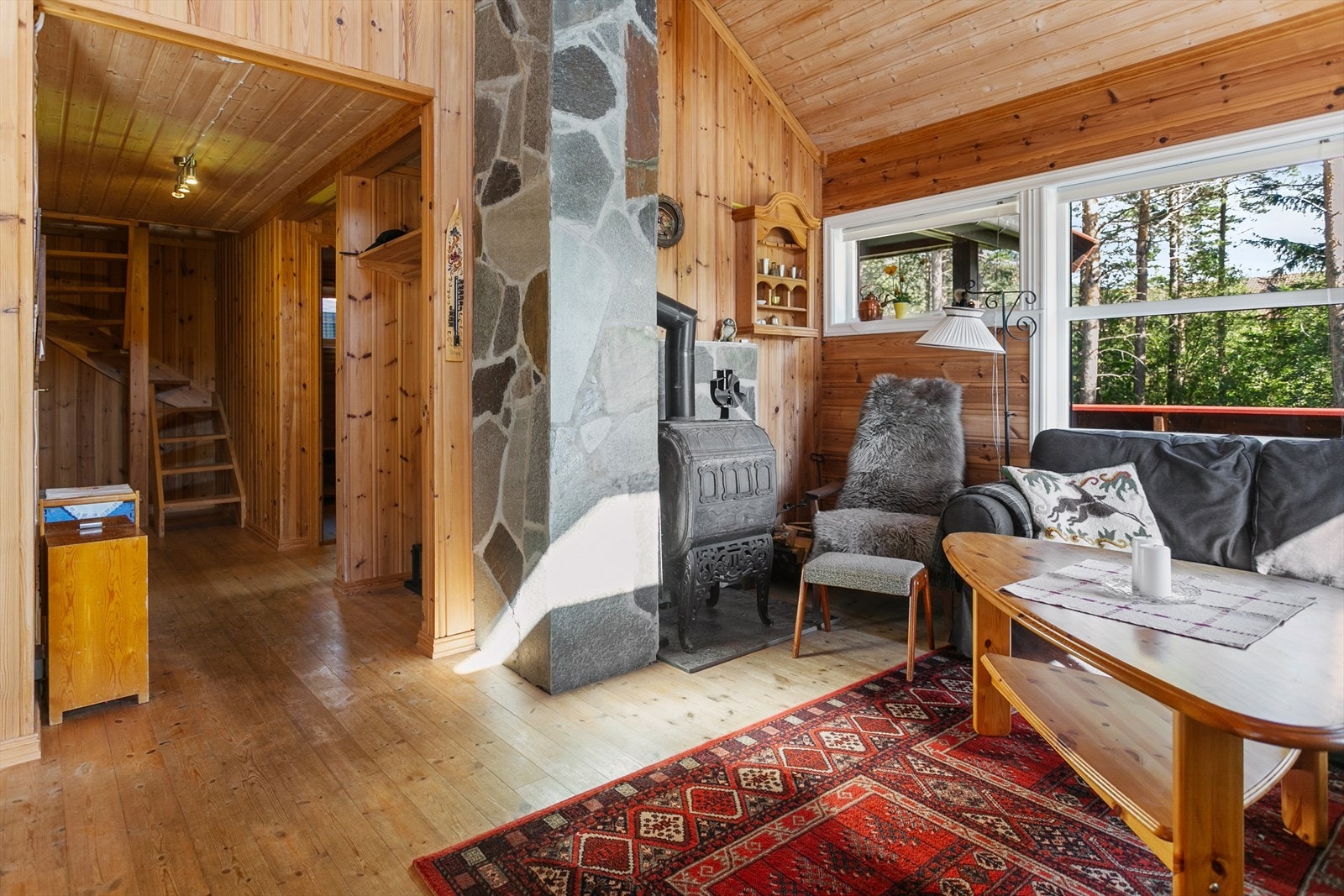 Til oppvarming har hytten vedovn og elektrisitet. Galleribilde