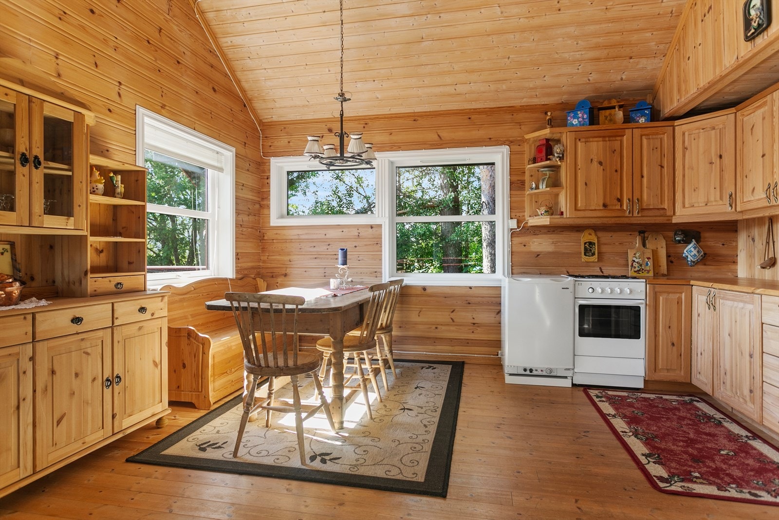 Kjøkkenet har innredning med profilerte fronter og benkeplate av heltre furu. Galleribilde