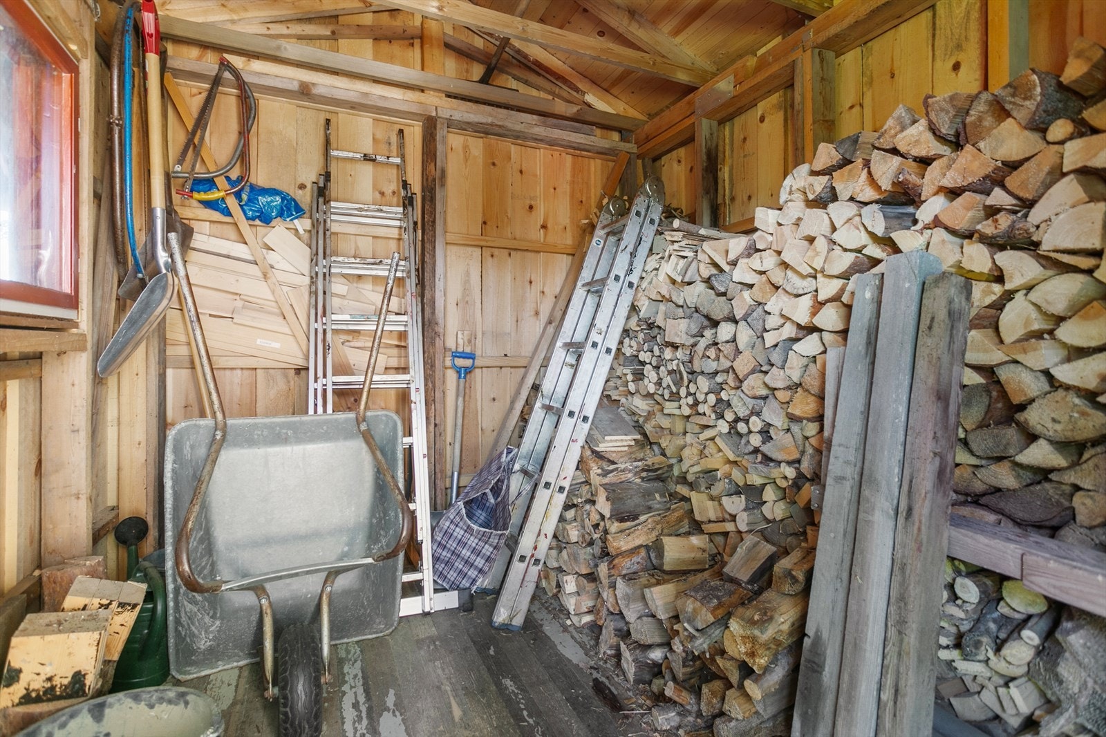 Bod 1 er på ca. 7 kvm, og fungerer nå som vedskåle. Galleribilde