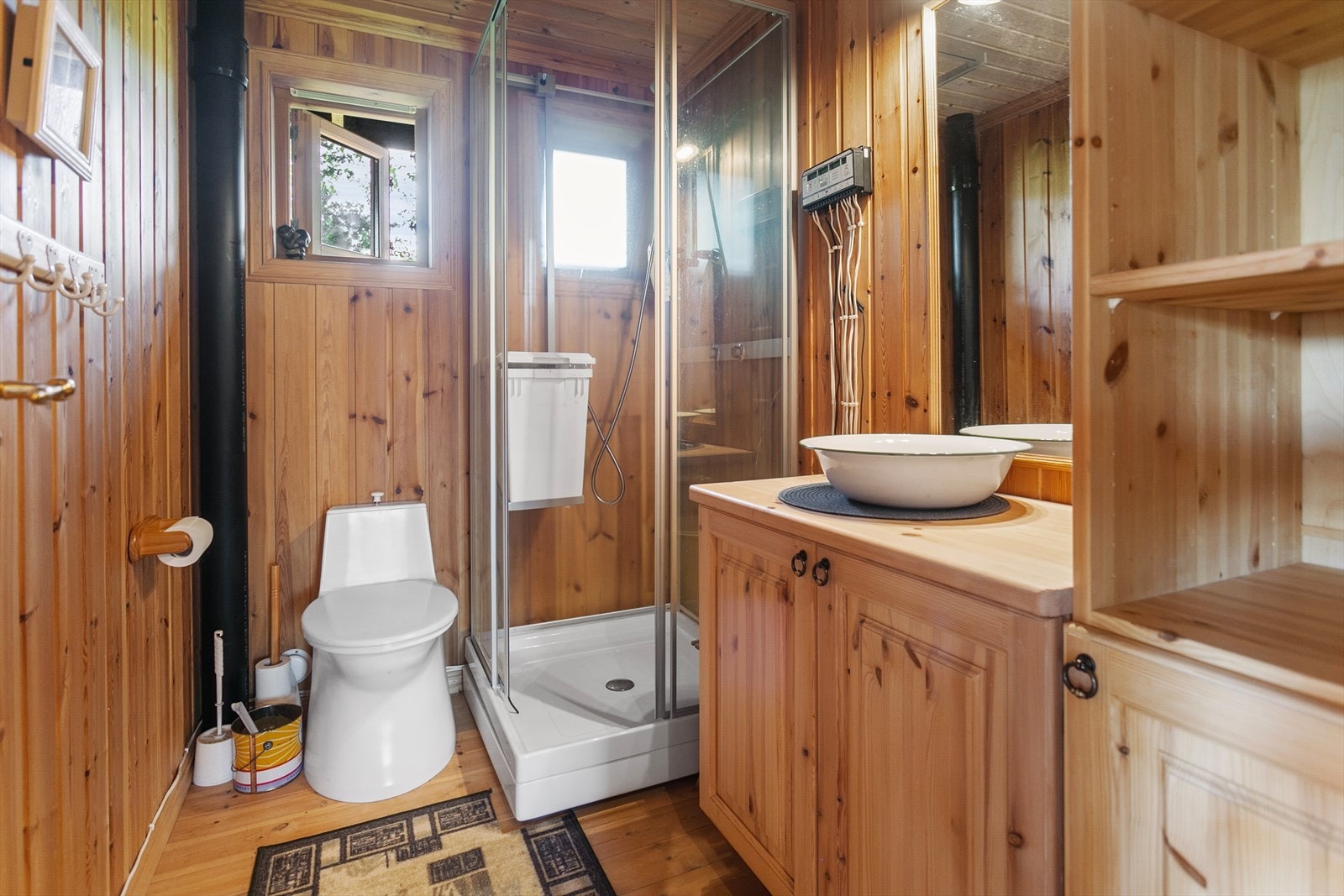 Stellerom/ikke våtrom, som er utstyrt med en snurredo samt et dusjkabinett. Galleribilde