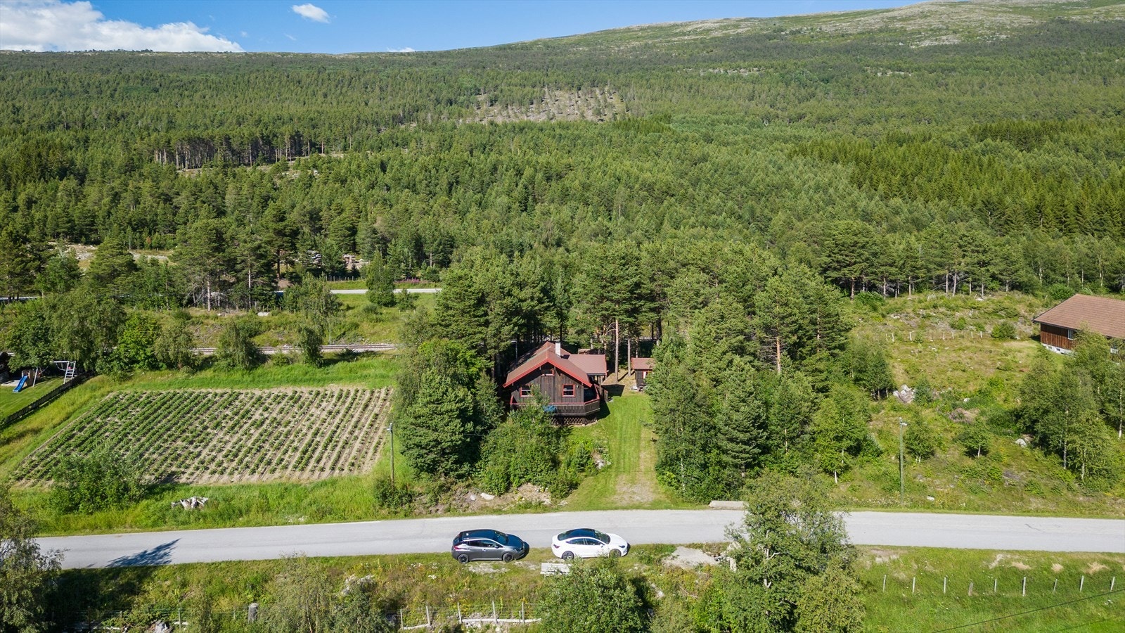 Eiendommen har en tilbaketrukket beliggenhet i terrenget, samtidig som den nyter utsikt. Galleribilde