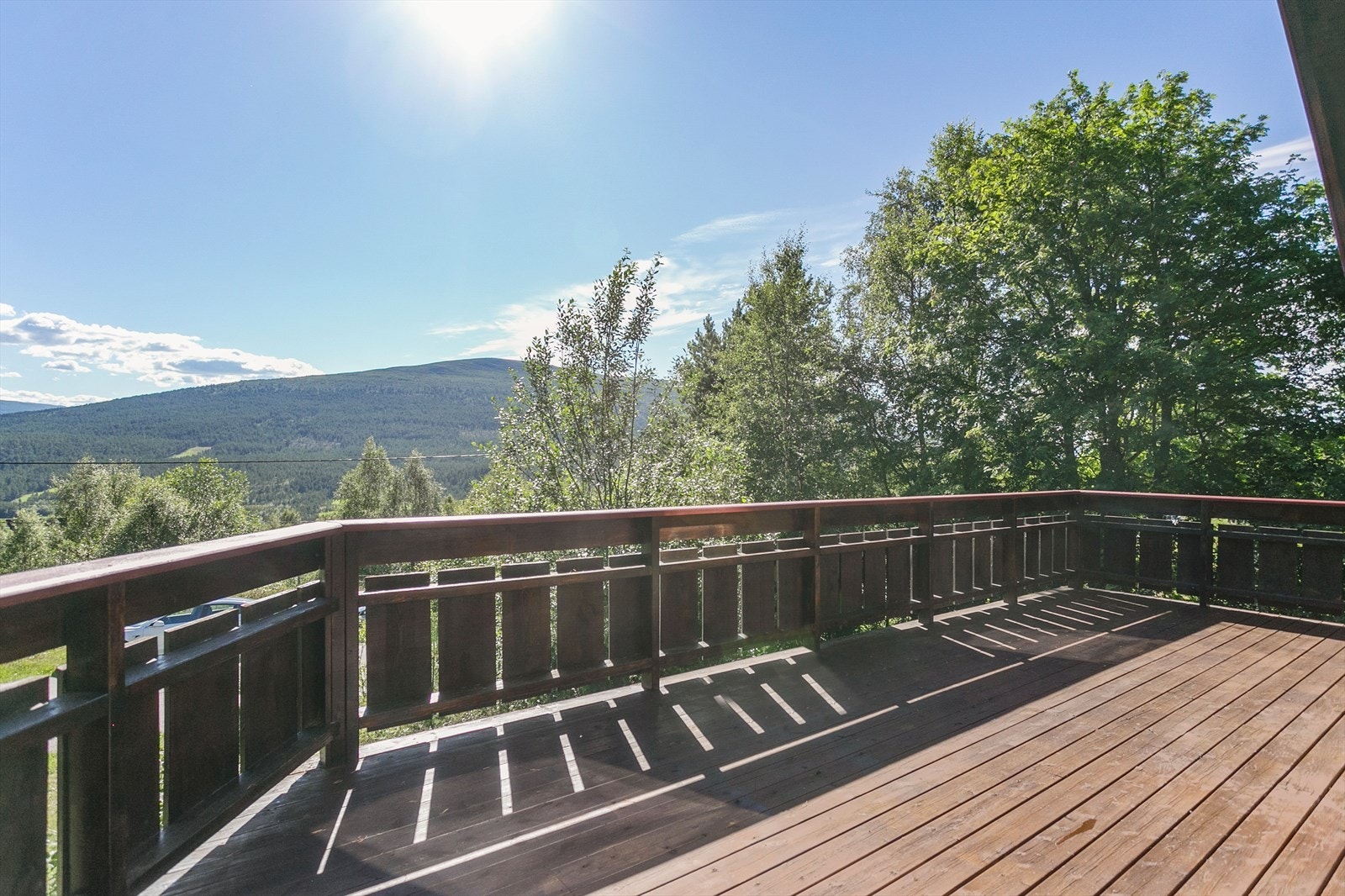 Terrassen er sørvestvendt og nyter gode sol- og utsiktsforhold. Galleribilde