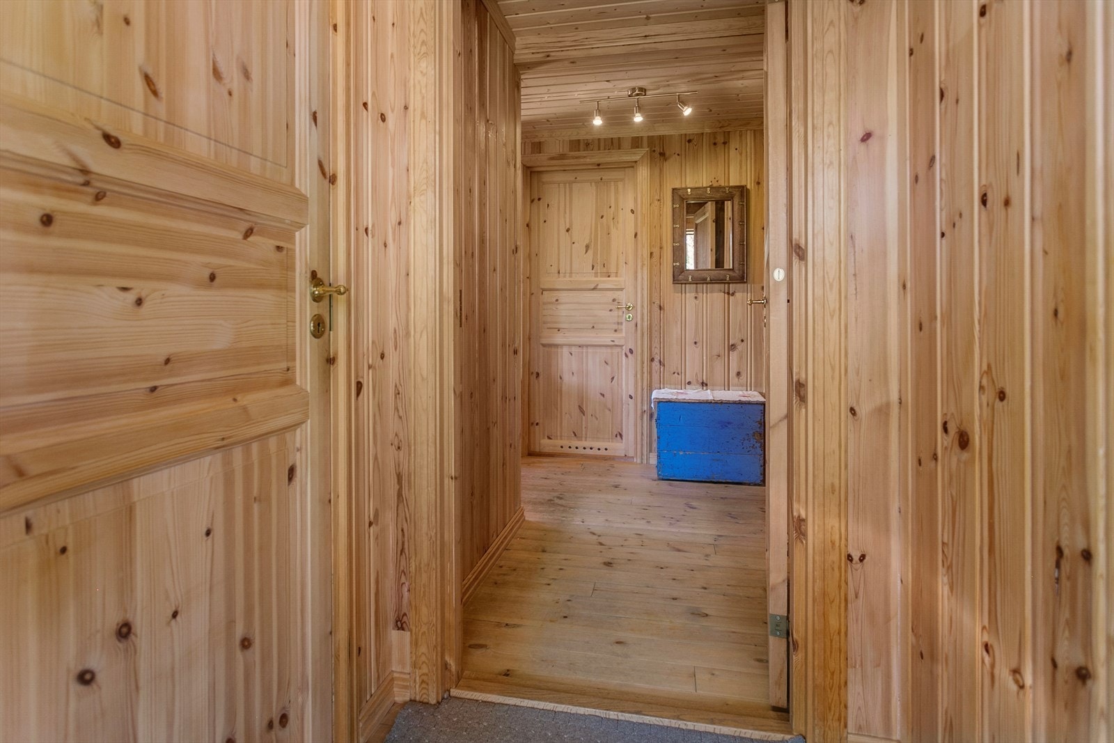 Entré med inngang til bod. Galleribilde