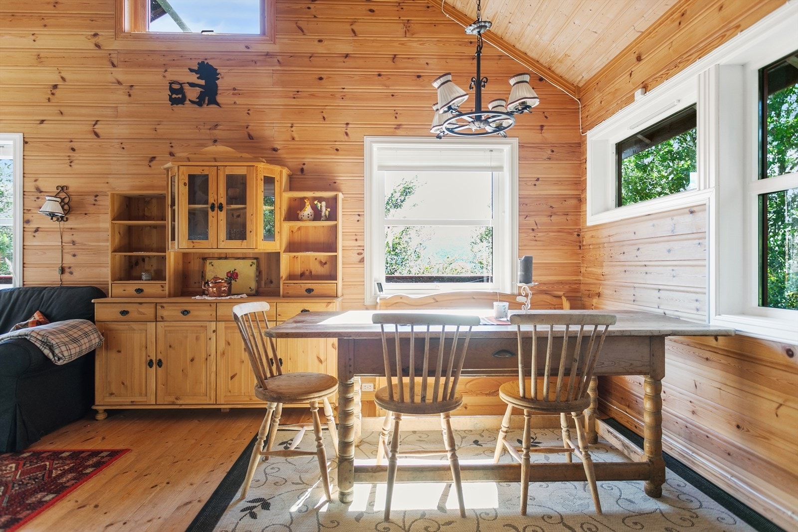 De store vindusflatene gir rikelig med naturlig lysinnslipp. Galleribilde