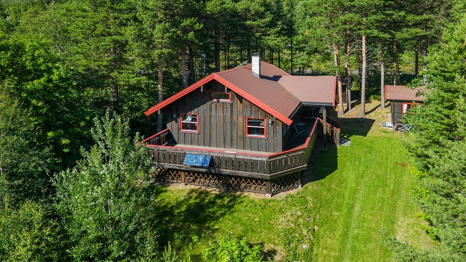 En koselig fritidseiendom med hytte som inneholder 2 soverom og hems, 3 frittstående boder med god lagringsplass og sørvestvendt veranda med gode sol- og utsiktsforhold. Galleribilde