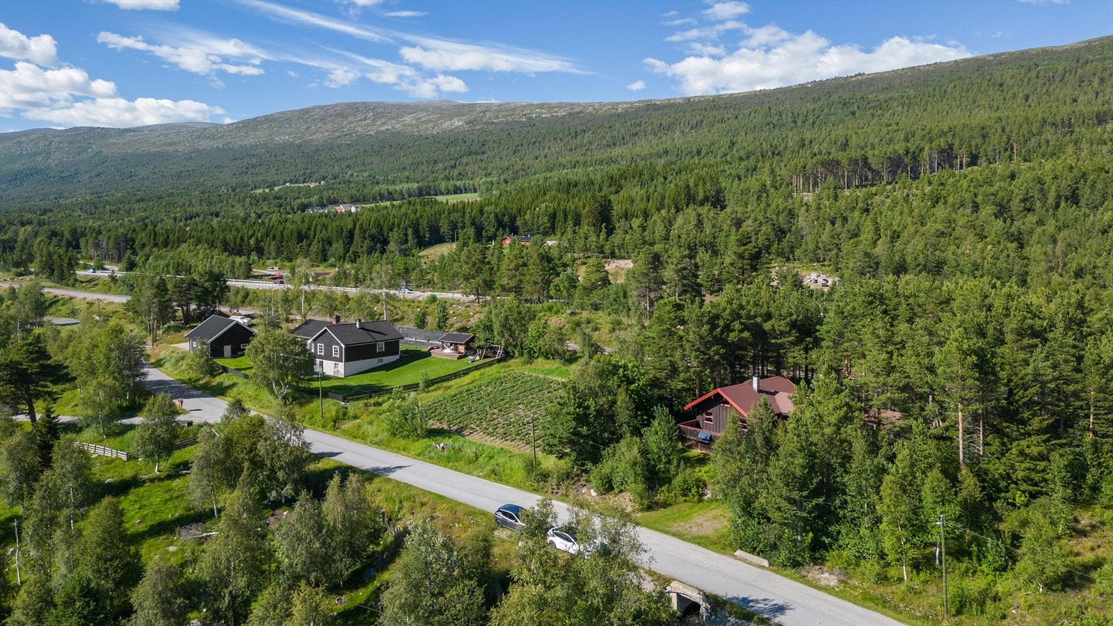 Eiendommen ligger kun 24 min fra Bjorli og 25 min fra Dombås, med helårsaktiviteter som ski, tur og naturopplevelser. Galleribilde