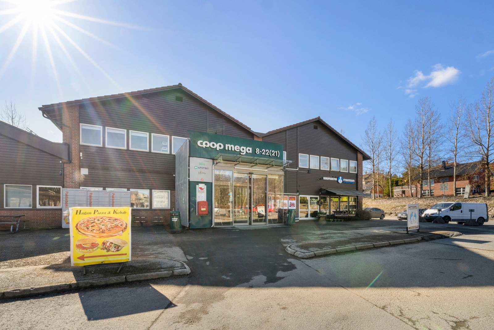 Godt utvalg av butikker og diverse servicetilbud i området. Galleribilde