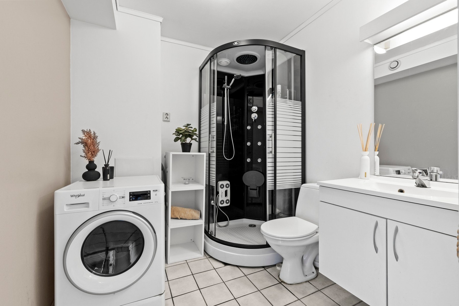 Romslig og delikat bad med gulvvarme. Galleribilde