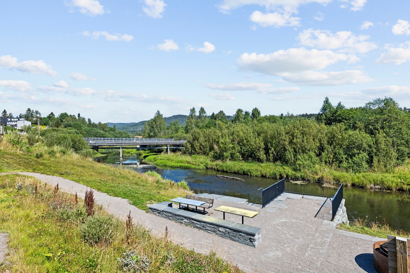 Her bor du tett på naturen, med gangavstand til både elvepromenaden og marka. Galleribilde