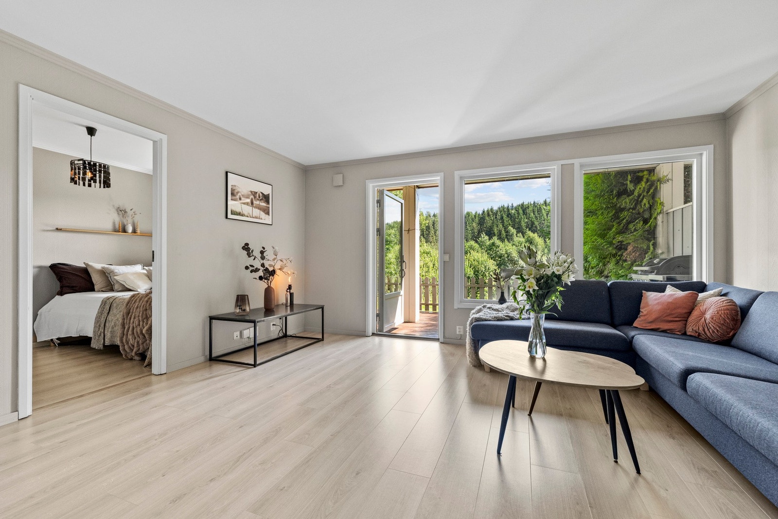 Lys og innbydende stue med delikate fargevalg på vegger og lekker parkett på gulv. Galleribilde