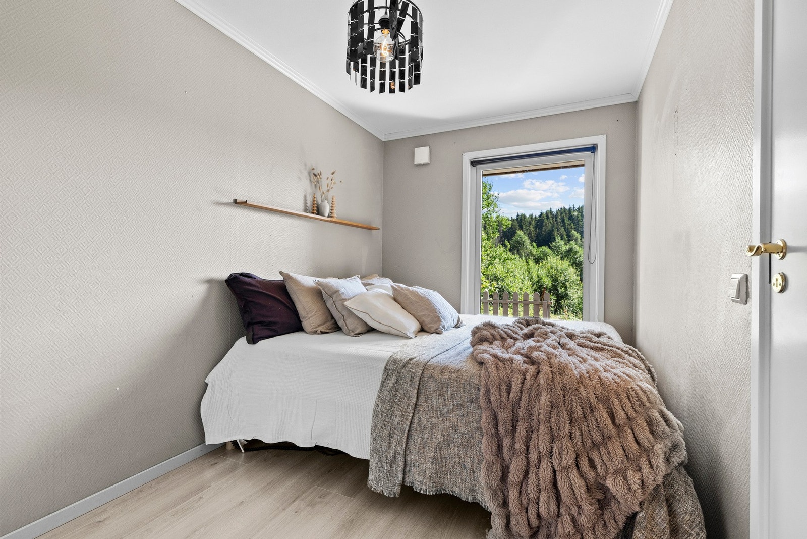 Soverommet har god plass til dobbeltseng, nattbord og annet ønsket møblement. Galleribilde