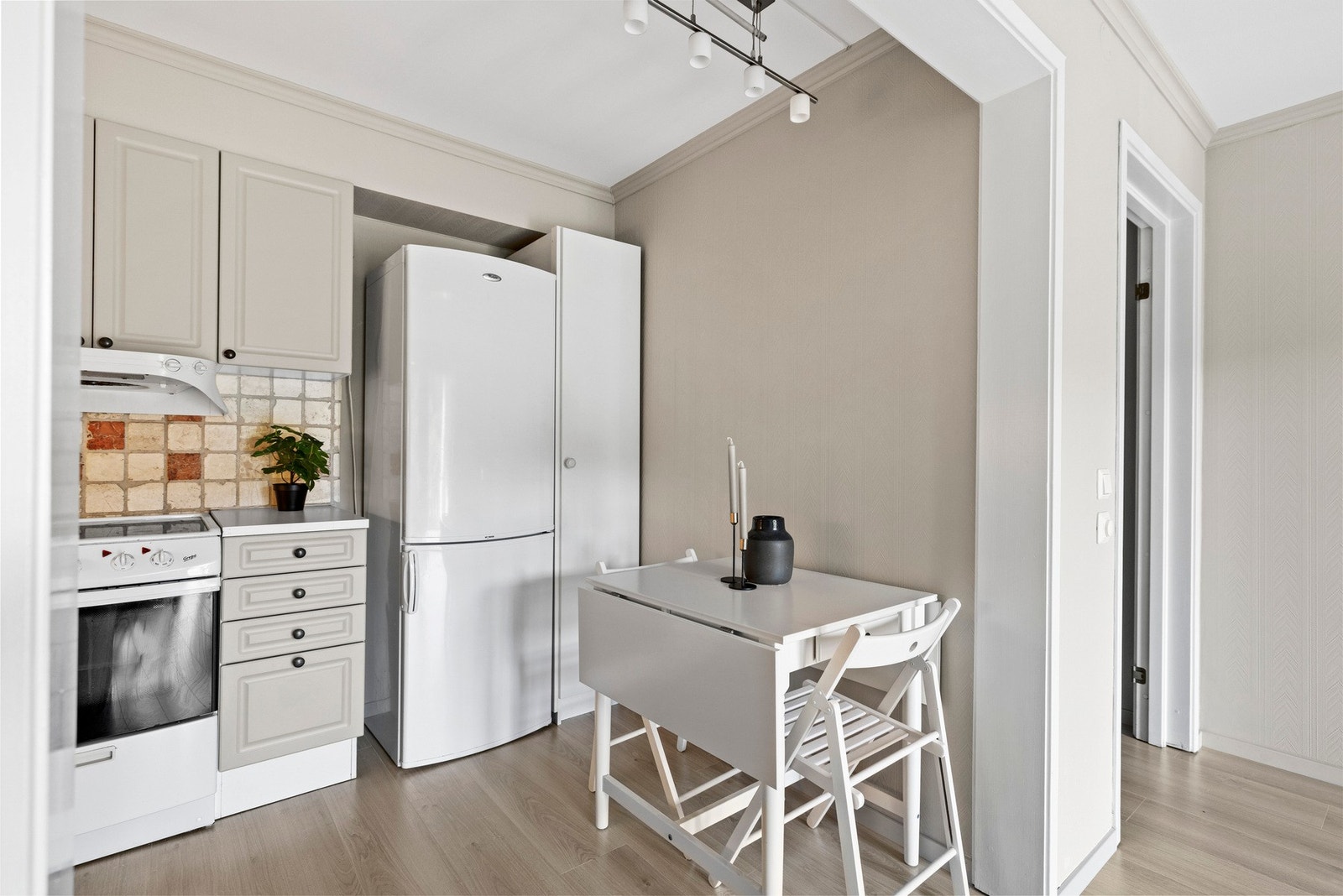 Kjøkkenet har komfyr fra Grepa, oppvaskmaskin fra Borscvh, samt kjøle/fryseskap fra Whirlpool. Galleribilde