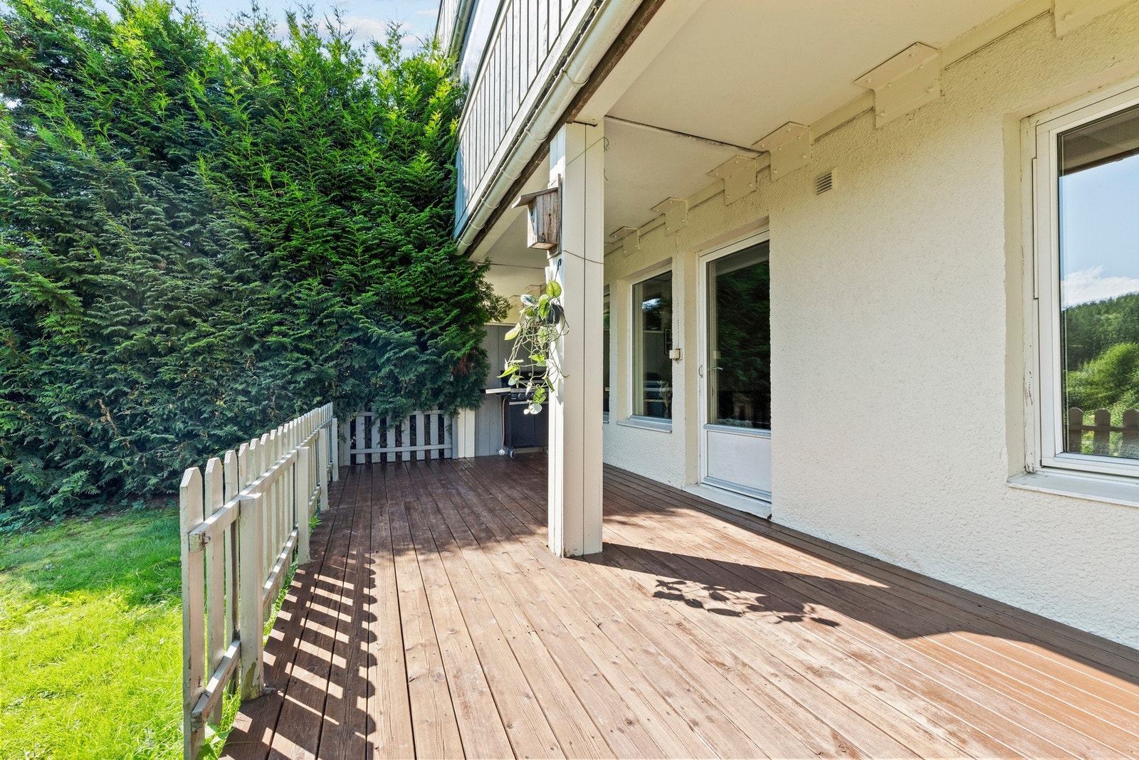 Her er det god plass til å invitere familie og venner til grill og hygge! Galleribilde