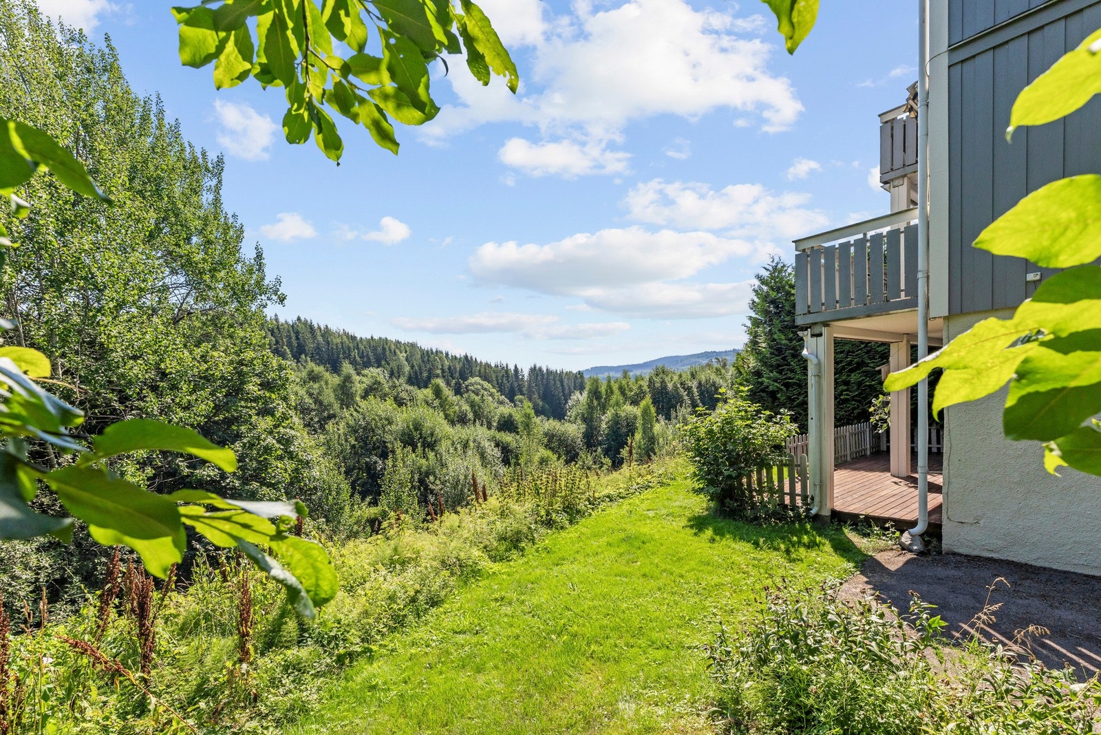 Tomten er et fellesareal som tilhører boligselskapet, og kan som utgangspunkt benyttes av alle beboere. Normalt sett vil kjøper allikevel kunne disponere det arealet som naturlig tilfaller boligen. Galleribilde