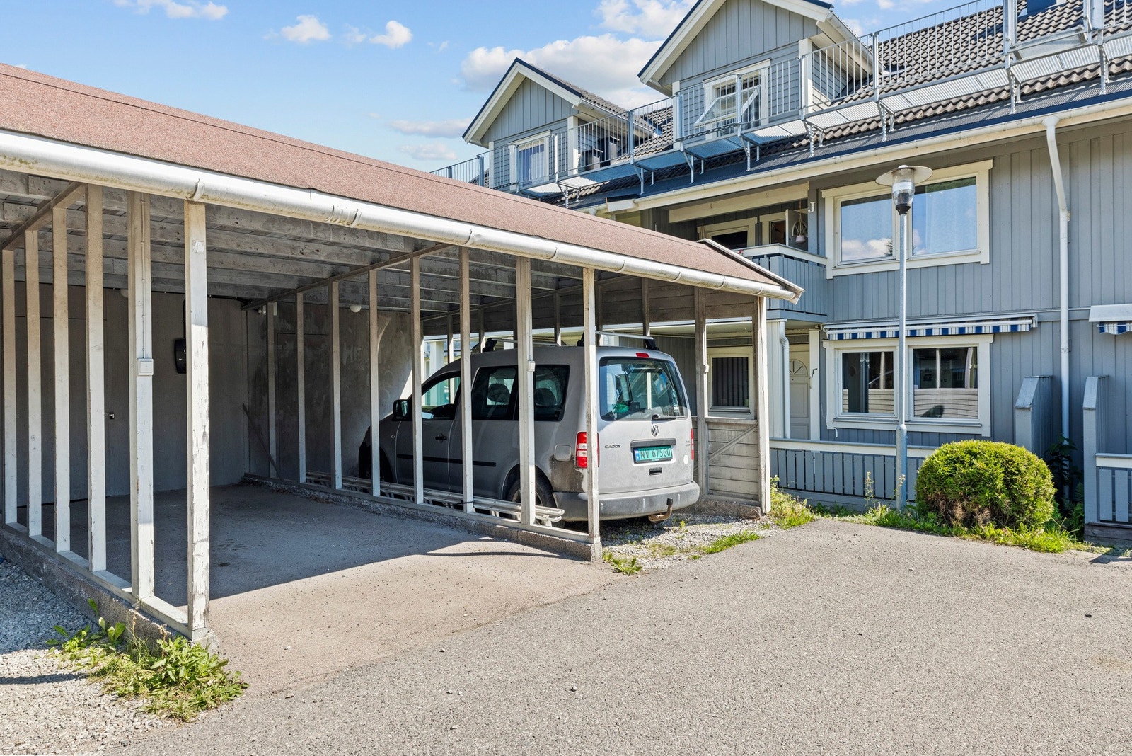 Det medfølger en carport med 1 bilplass med bod i bakkant. Stikkontakt for motorvarmer. Galleribilde